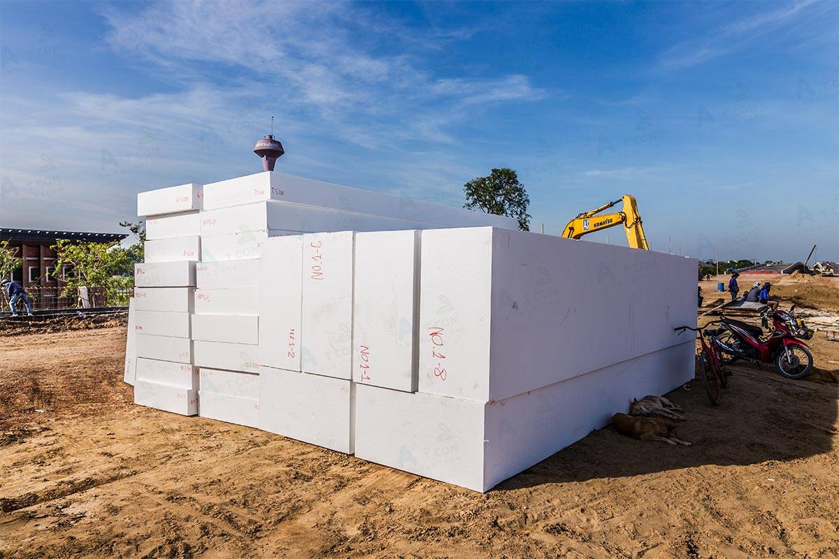 ภาพแสดงกระบวนการผลิตก้อนโฟม EPS จากเม็ด Expanded Polystyrene Resins ที่ผ่านการขยายตัวด้วยไอน้ำ (Steam Expansion) และการอัดขึ้นรูปในแม่พิมพ์ (Molding Process) เน้นถึงเทคโนโลยีการผลิตที่ทันสมัยและเป็นมิตรต่อสิ่งแวดล้อม